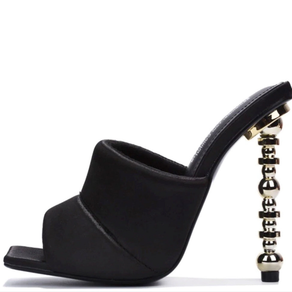❤️HOST PICK❤️ Gorgeous Black Dress Shoes w/ Gold Heel